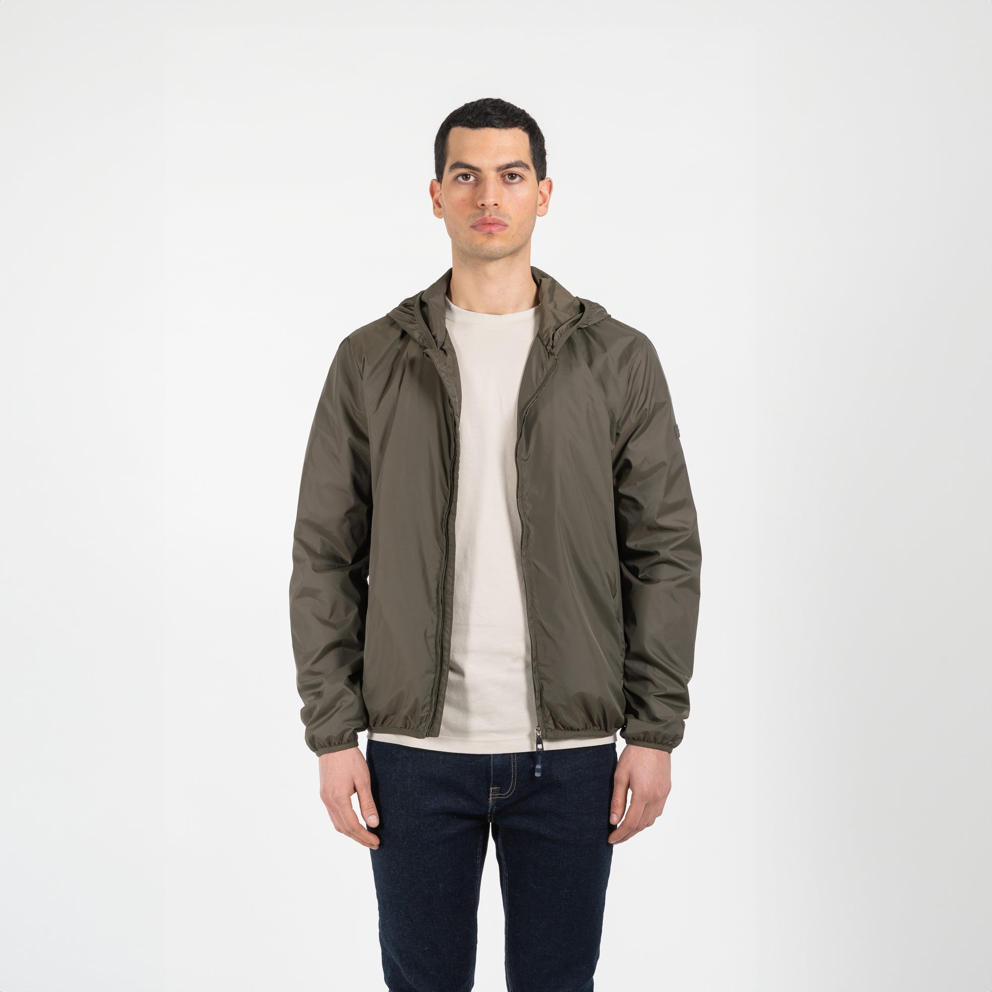 Giubbino nylon con cappuccio e patch su manica