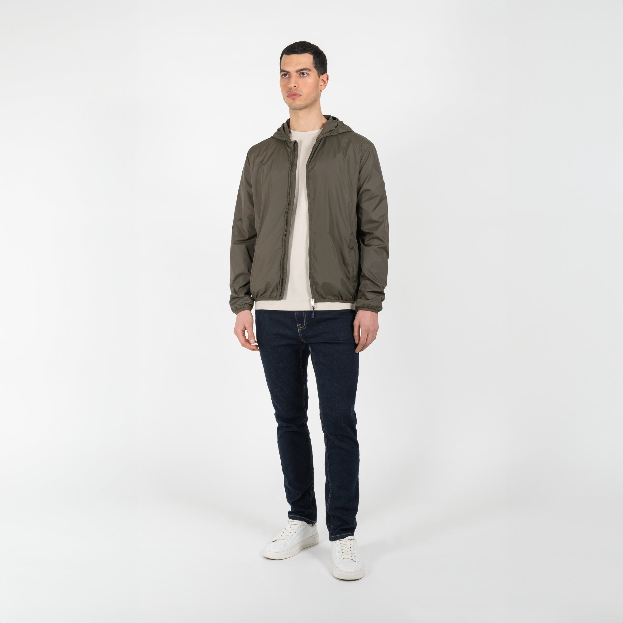 Giubbino nylon con cappuccio e patch su manica