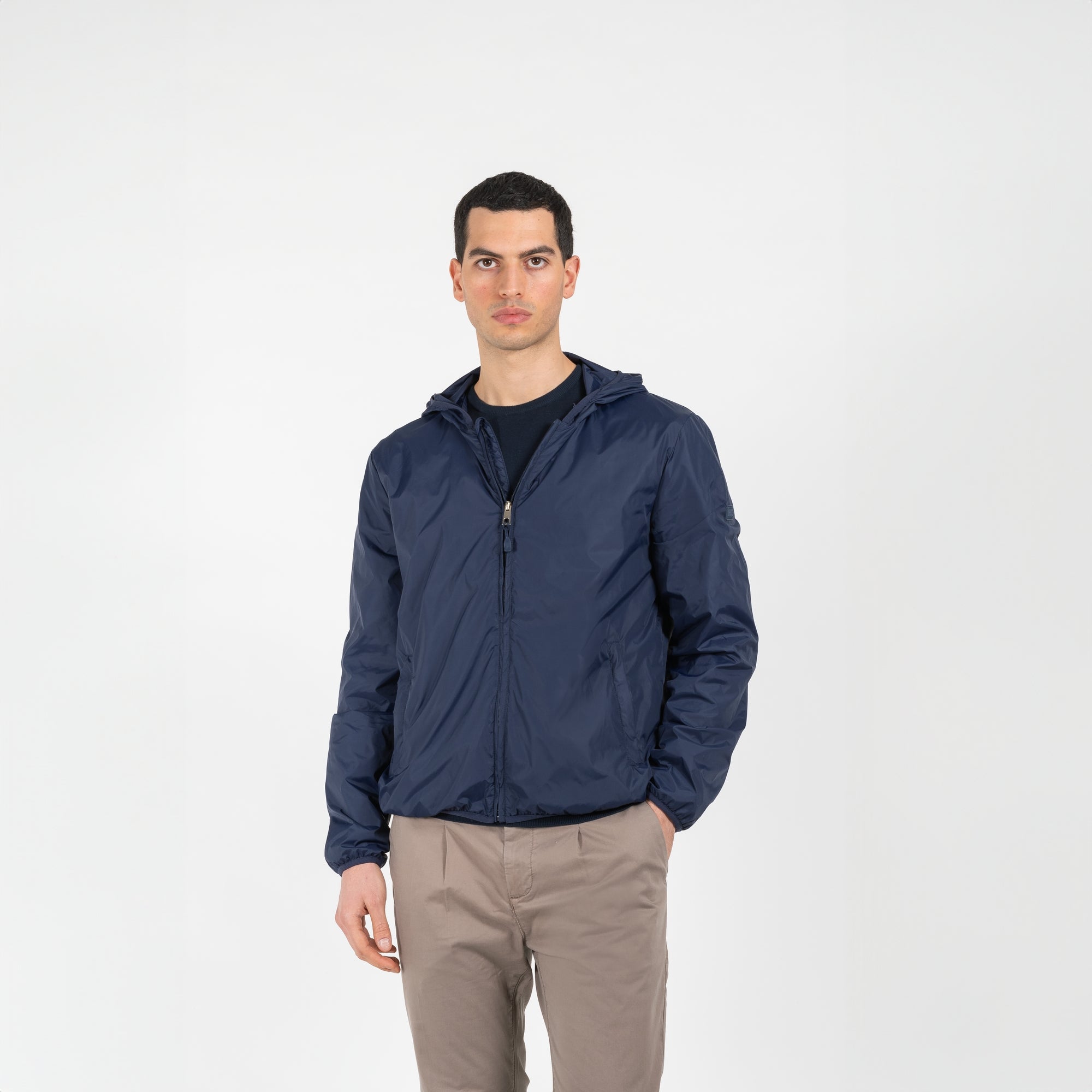 Giubbino nylon con cappuccio e patch su manica
