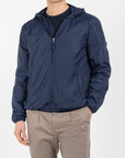 Giubbino nylon con cappuccio e patch su manica