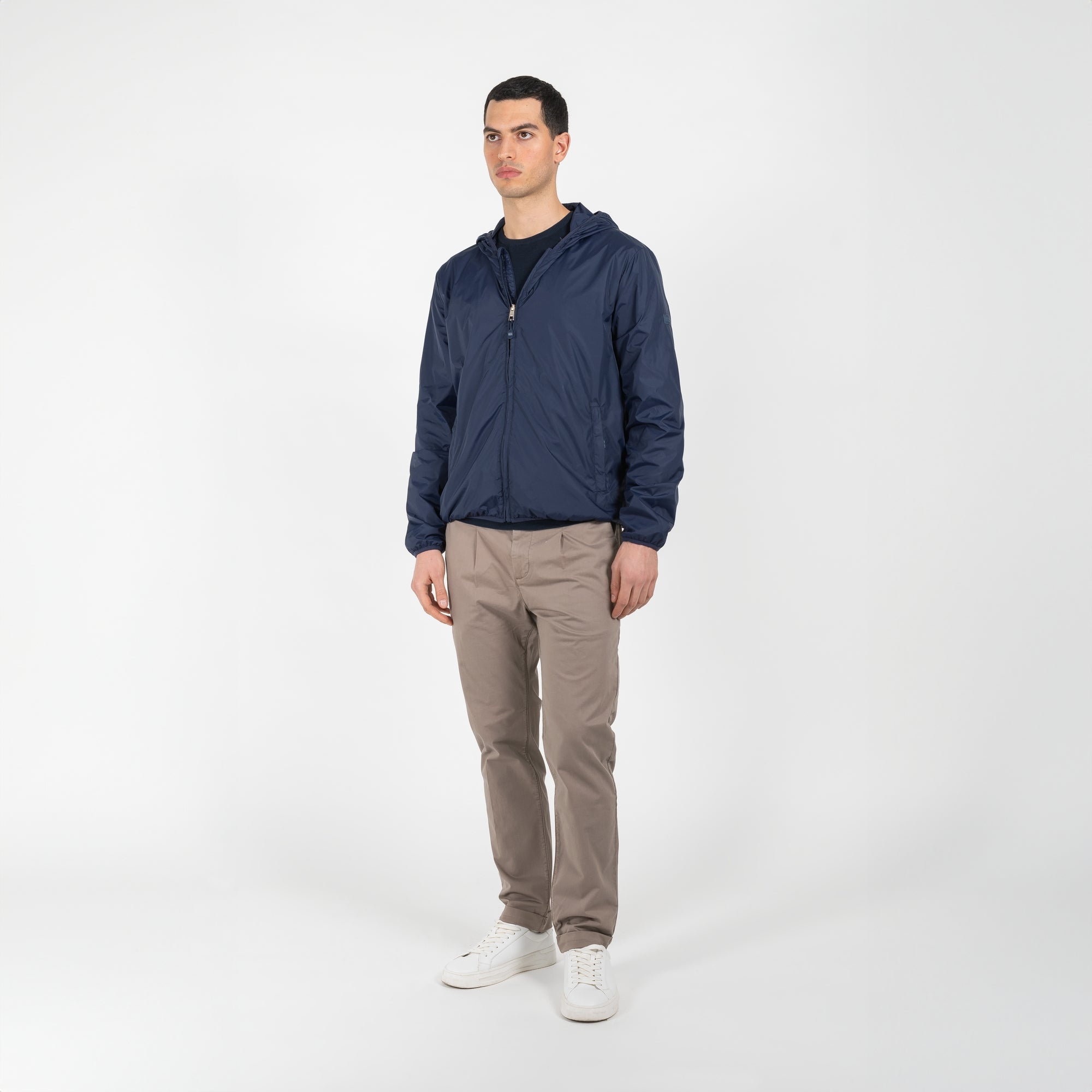 Giubbino nylon con cappuccio e patch su manica