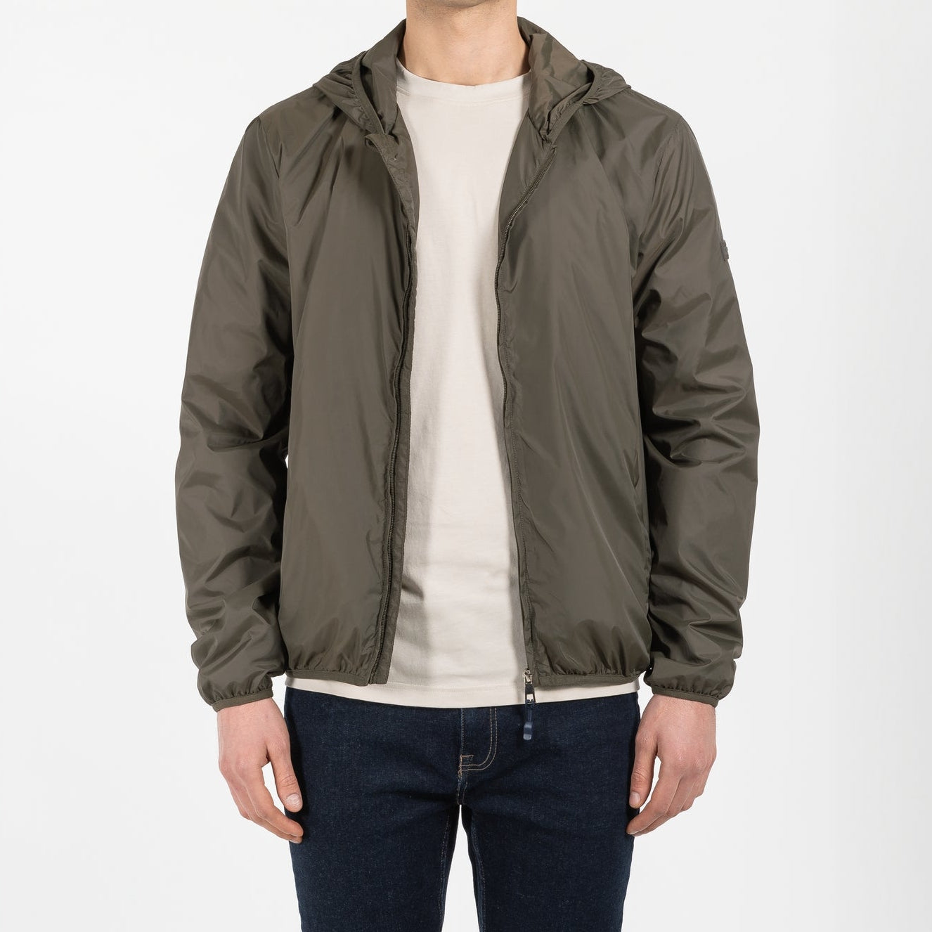 Giubbino nylon con cappuccio e patch su manica