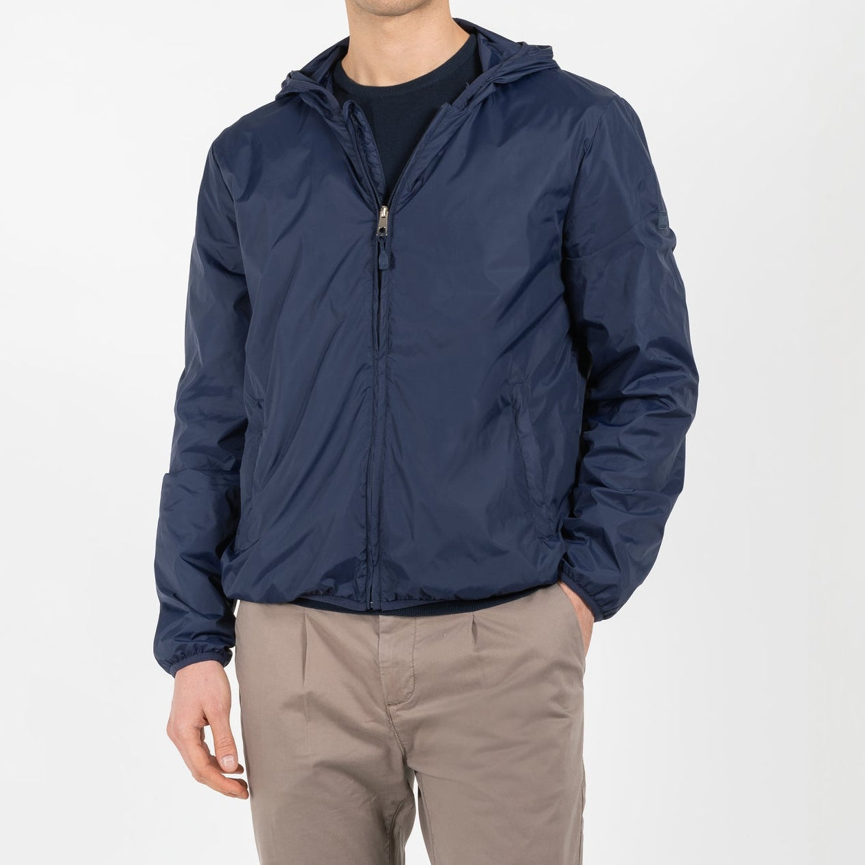 Giubbino nylon con cappuccio e patch su manica
