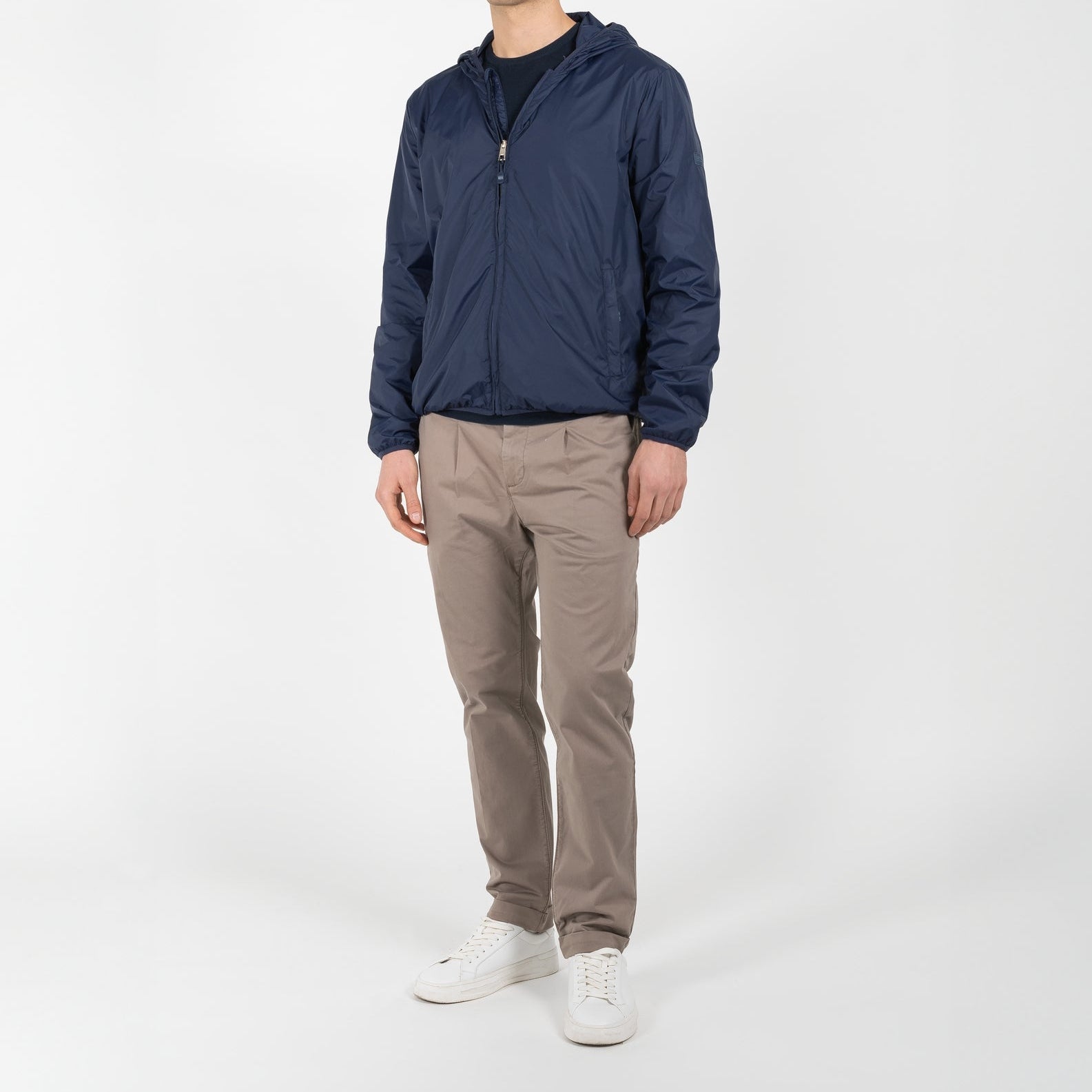 Giubbino nylon con cappuccio e patch su manica